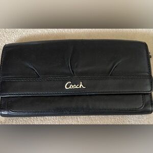 Beautiful Preloved Coach Black Leather Wallet with Silver Tone Logo!